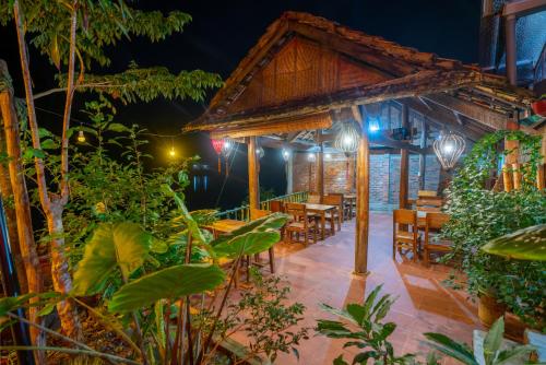 a restaurant with tables and chairs at night at Phong Nha Coco House in Phong Nha