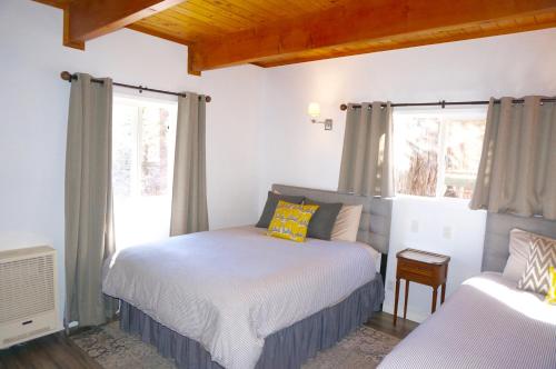 Schlafzimmer mit einem Bett und einem Fenster in der Unterkunft @SilverTipCabin in Big Bear Lake