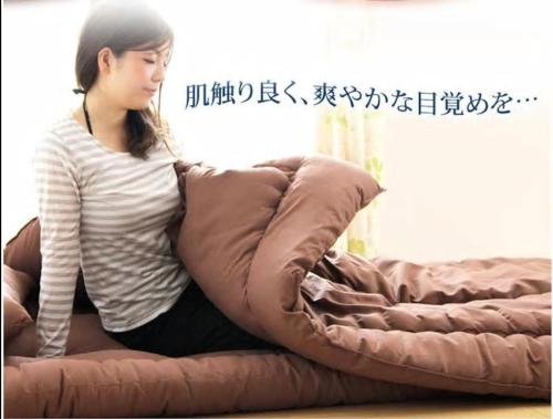 Shiobaruザ ミッキー カールトン 井尻 202的坐在沙发上的一个女人