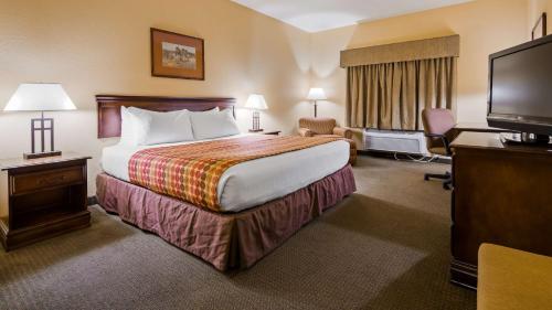 Postel nebo postele na pokoji v ubytování SureStay Plus Hotel by Best Western Coffeyville