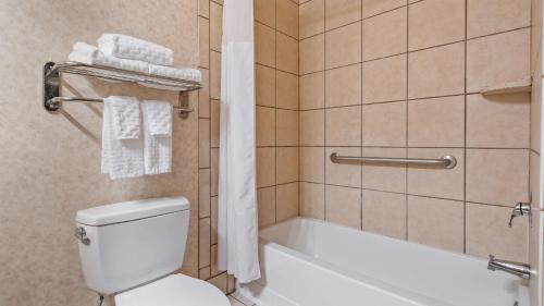 Koupelna v ubytování SureStay Plus Hotel by Best Western Coffeyville