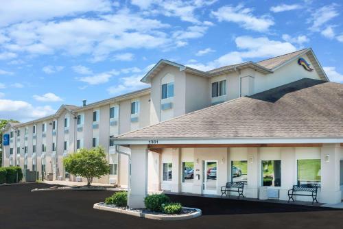 a rendering of the front of a hotel at Baymont by Wyndham Rolla in Rolla