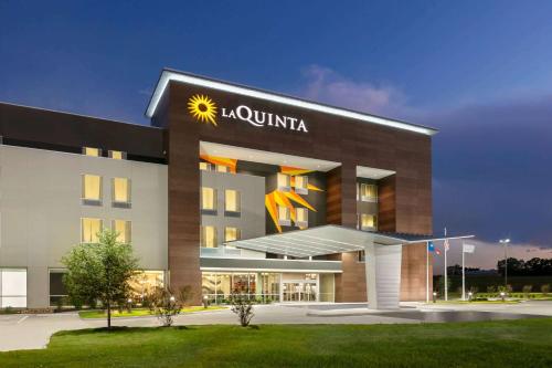 a building with a suninia sign on the front of it at La Quinta Inn & Suites by Wyndham College Station North in College Station