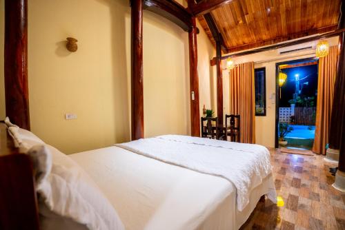 מיטה או מיטות בחדר ב-Phong Nha Ecolodge