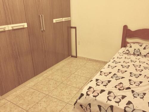 Ένα ή περισσότερα κρεβάτια σε δωμάτιο στο Apartamento amplo 300m da praia