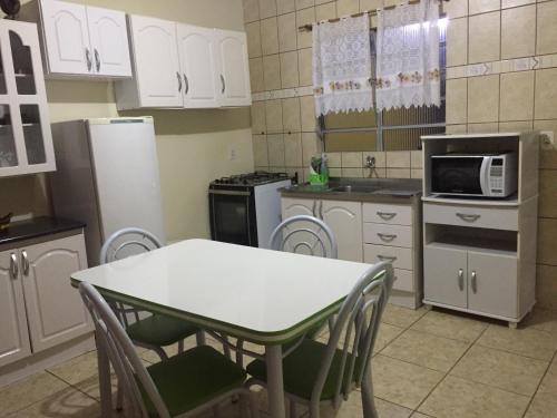 A kitchen or kitchenette at Apartamento amplo 300m da praia