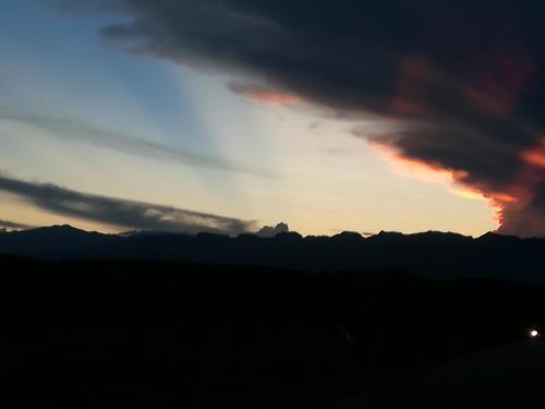 a sunset over the mountains with a cloudy sky at biohotel tatacoa Qji in Villavieja
