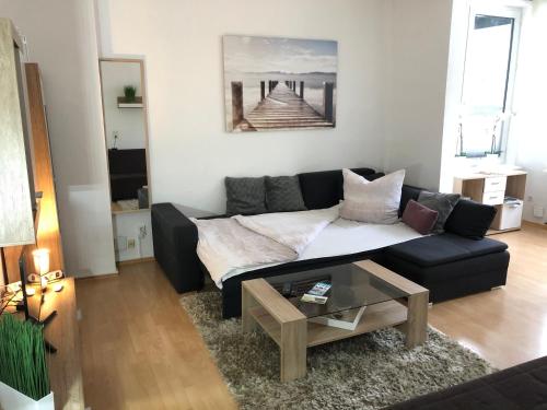 een woonkamer met een bank en een salontafel bij Ferienwohnung Linnea - TOP Lage direkt in Braunlage in Braunlage