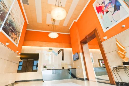 un pasillo con paredes de color naranja y techo en Magnificent International Hotel en Shanghái