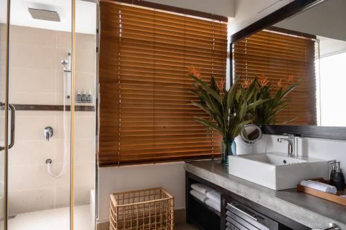 Bilik mandi di The Beach House by Reveal
