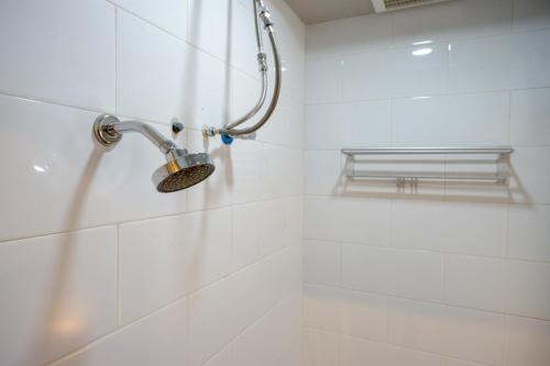 y baño con ducha con cabezal de ducha. en RedDoorz Syariah @ Jalan Sultan Agung Tegal en Tegal