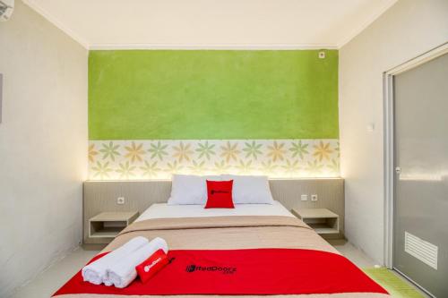 Ліжко або ліжка в номері RedDoorz near Malioboro Tugu Station Jogja 2