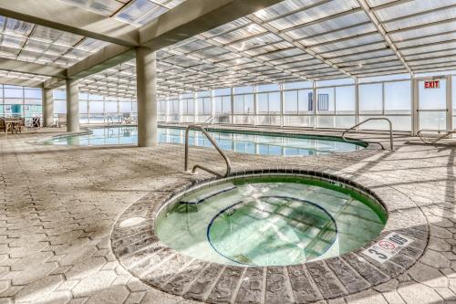 una gran piscina en un gran edificio en The Colonnades en Gulf Shores