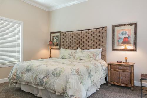 1 dormitorio con 1 cama grande y mesita de noche en Serenity, en Gulf Shores