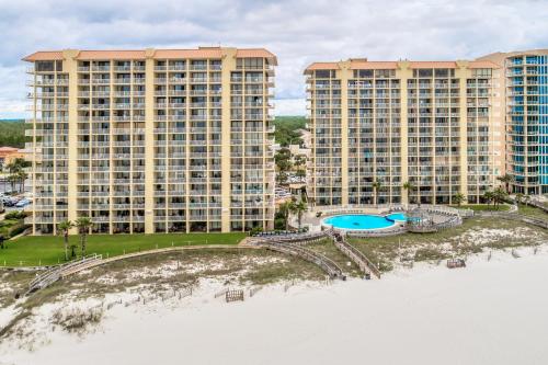 vista aerea del resort con la spiaggia di Summer House On Romar Beach a Orange Beach