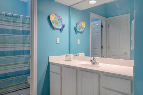 uma casa de banho com um lavatório e um espelho em Dolphin Key em Orange Beach