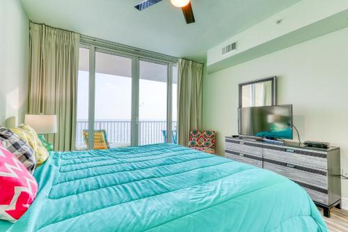 1 dormitorio con 1 cama grande y TV en San Carlos #1808 en Gulf Shores