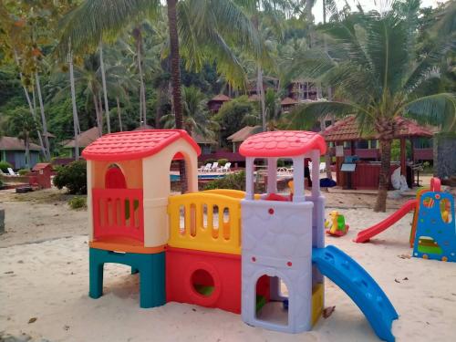 um parque infantil na praia em Koh Ngai Resort em Ko Ngai