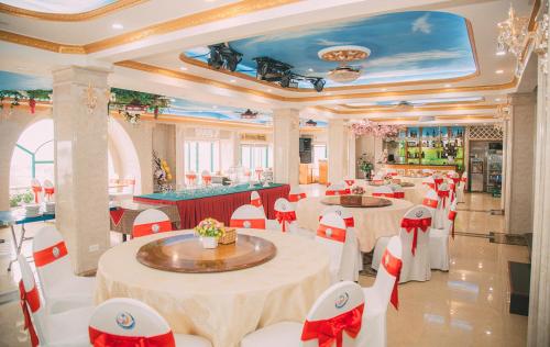 un restaurante con mesas y sillas en una habitación en Da Huong Hotel, en Thái Nguyên
