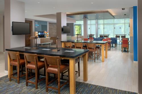Area lounge atau bar di Holiday Inn Express & Suites Kingsland I-95-Naval Base Area, an IHG Hotel
