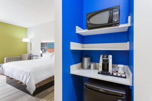 Una habitación de hotel con una cama y un televisor. en Holiday Inn Express - Plymouth by IHG, en Plymouth