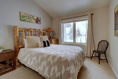 A bed or beds in a room at Woods12 Townhome Condo