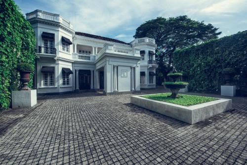 a large white house with a fountain in a courtyard at Paradise Road Tintagel Colombo in Colombo