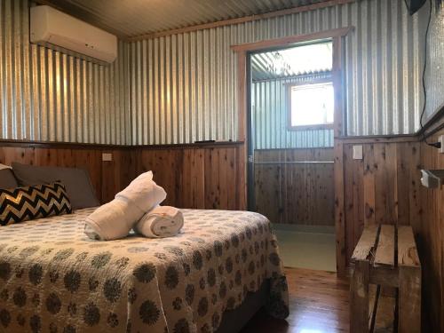 un dormitorio con una cama y una ventana en Riverside Farm Retreat, en Eulah
