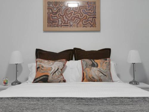 Кровать или кровати в номере Hawthorn elegant lifestyle 1 bedroom apartment