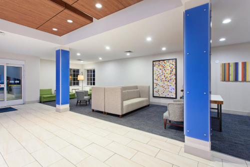 Posezení v ubytování Holiday Inn Express & Suites Corona by IHG
