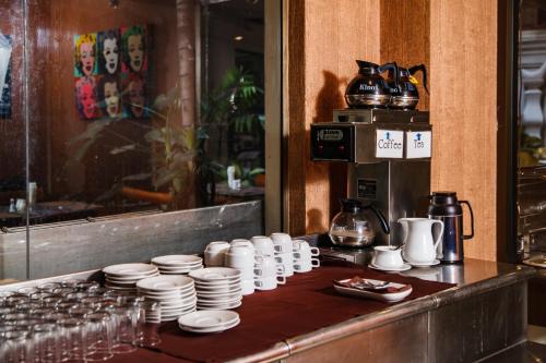 Kemudahan buat kopi dan teh di Raming Lodge Hotel
