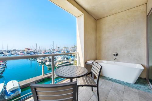 Un balcón o terraza de Shade Hotel Redondo Beach