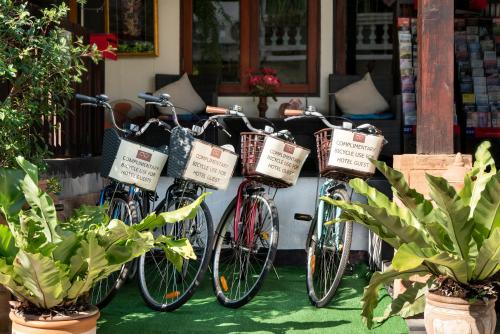 a group of bikes parked in front of a store at Lee Chiang Hotel in Chiang Mai