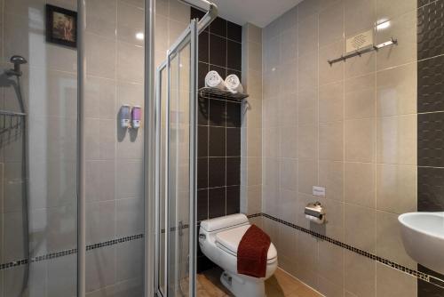 La salle de bains est pourvue d'une douche, de toilettes et d'un lavabo. dans l'établissement Lee Chiang Hotel, à Chiang Mai
