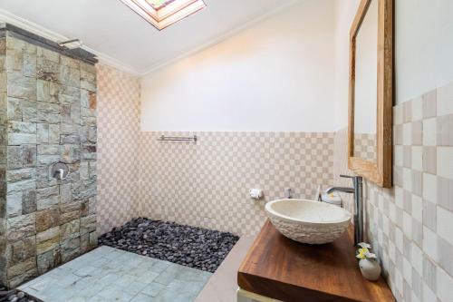 Łazienka z umywalką na drewnianym blacie w obiekcie Ubud Batan Nyuh bed & breakfast w mieście Ubud