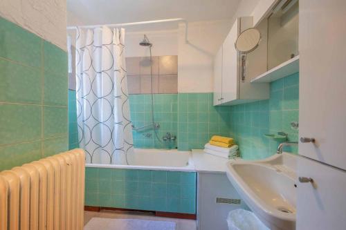 ein Badezimmer mit einem Waschbecken und einer Badewanne in der Unterkunft Ferienhaus Dorfschmiede in Neustift im Stubaital