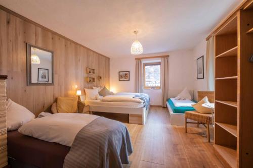 - une chambre avec deux lits et un canapé dans l'établissement Ferienhaus Dorfschmiede, à Neustift im Stubaital