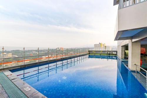 a large swimming pool on the roof of a building at HARRIS Hotel & Conventions Ciumbuleuit - Bandung in Bandung