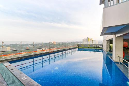 Bazén v ubytování HARRIS Hotel & Conventions Ciumbuleuit Bandung nebo v jeho okolí