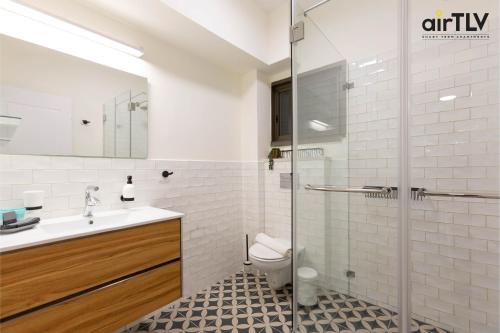Vonios kambarys apgyvendinimo įstaigoje AirTLV - Sirkin Beautiful Apartment Super Prime location