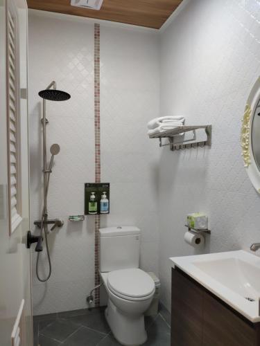 a bathroom with a toilet and a sink at Teacher Cai Homeestay in Xiaoliuqiu