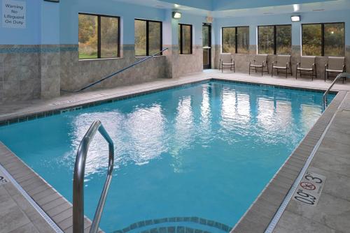 una piscina con agua azul en una habitación de hotel en Holiday Inn Express Hotel & Suites Youngstown - North Lima/Boardman, an IHG Hotel, en North Lima