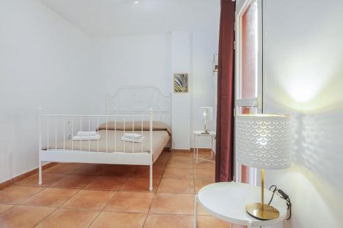 ein Schlafzimmer mit einem Bett, einem Tisch und einer Lampe in der Unterkunft Center Holiday Corralejo in Corralejo