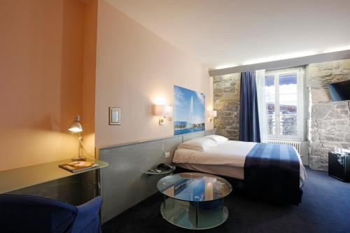 Tempat tidur dalam kamar di Hotel Montbrillant