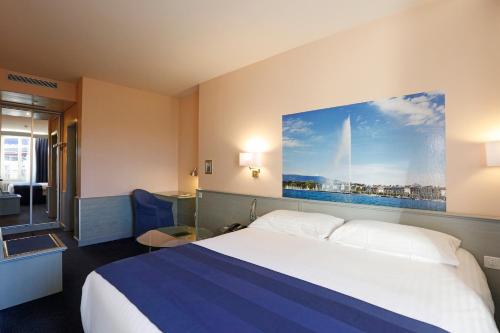 Una cama o camas en una habitación de Hotel Montbrillant