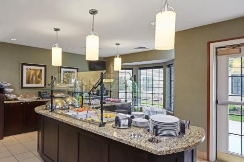 Imagen de la galería de Staybridge Suites Glenview, an IHG Hotel, en Glenview