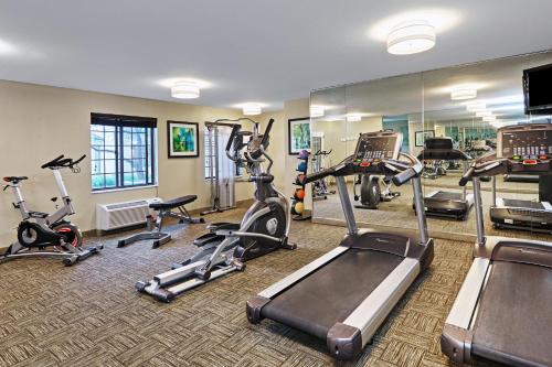 Fitness centrum a/nebo fitness zařízení v ubytování Staybridge Suites Glenview by IHG