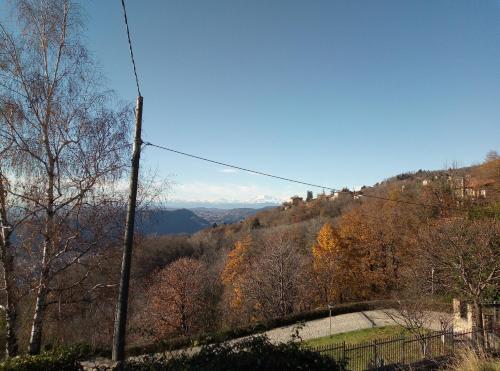 a view of a hill with mountains in the background at GrigioPerla in Tavernerio