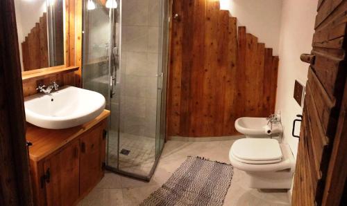 A bathroom at Case Gran Paradiso di Charme Villaggio La Barmaz