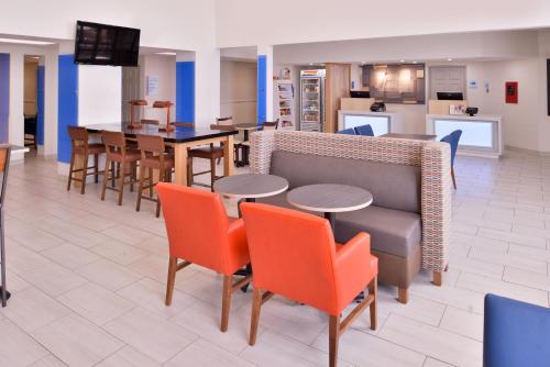 Η κουζίνα ή μικρή κουζίνα στο Holiday Inn Express & Suites Farmington Bloomfield by IHG
